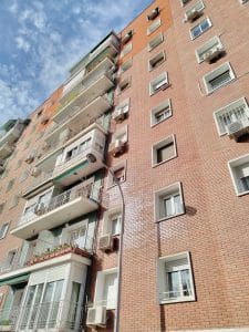 Esta imagen es un edificio de Madrid, que escenifica la duda que tienen algunos compradores sobre : quién me puede asesorar para comprar una casa.