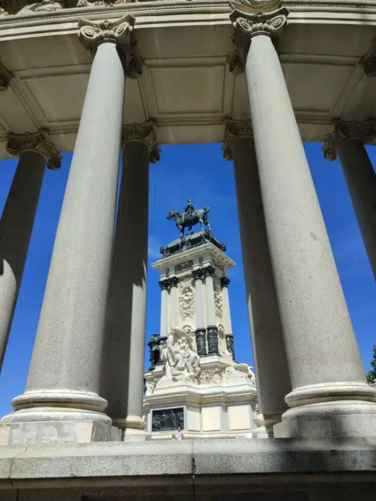 Monumento a Alfonso XII en el Parque del Retiro de Madrid, junto a los barrios de Goya y Lista