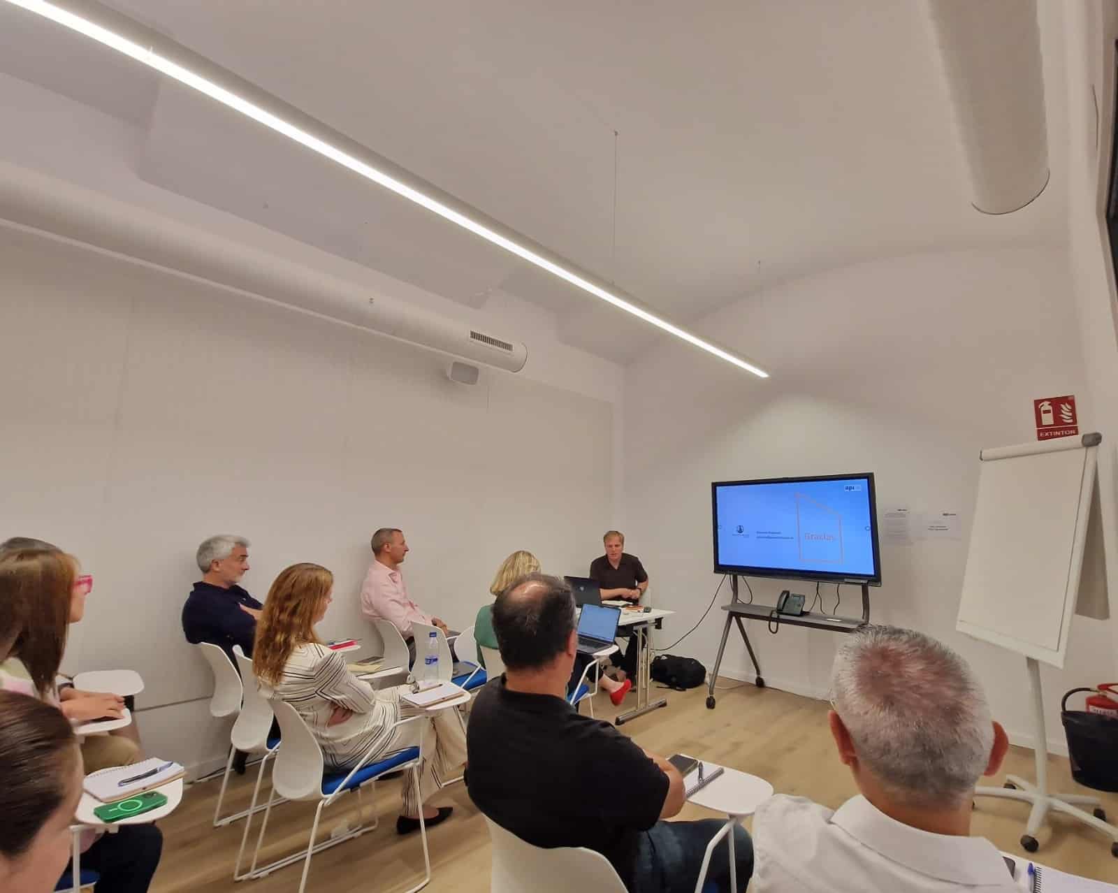 Giovanni Gicomini, arquitecto y personal shopper inmobiliario, imparte una sesión de formación especializada a futuros PSi en el API Center de Barcelona