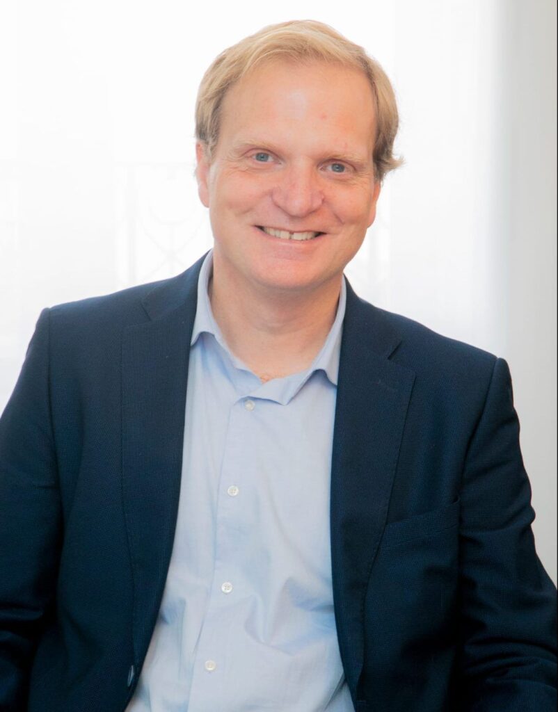 Giovanni Giacomini es un experto personal shopper inmobiliario especializado en Madrid. Su experiencia como arquitecto le permite ofrecer un servicio integral al comprador inmobiliario y al inversor.